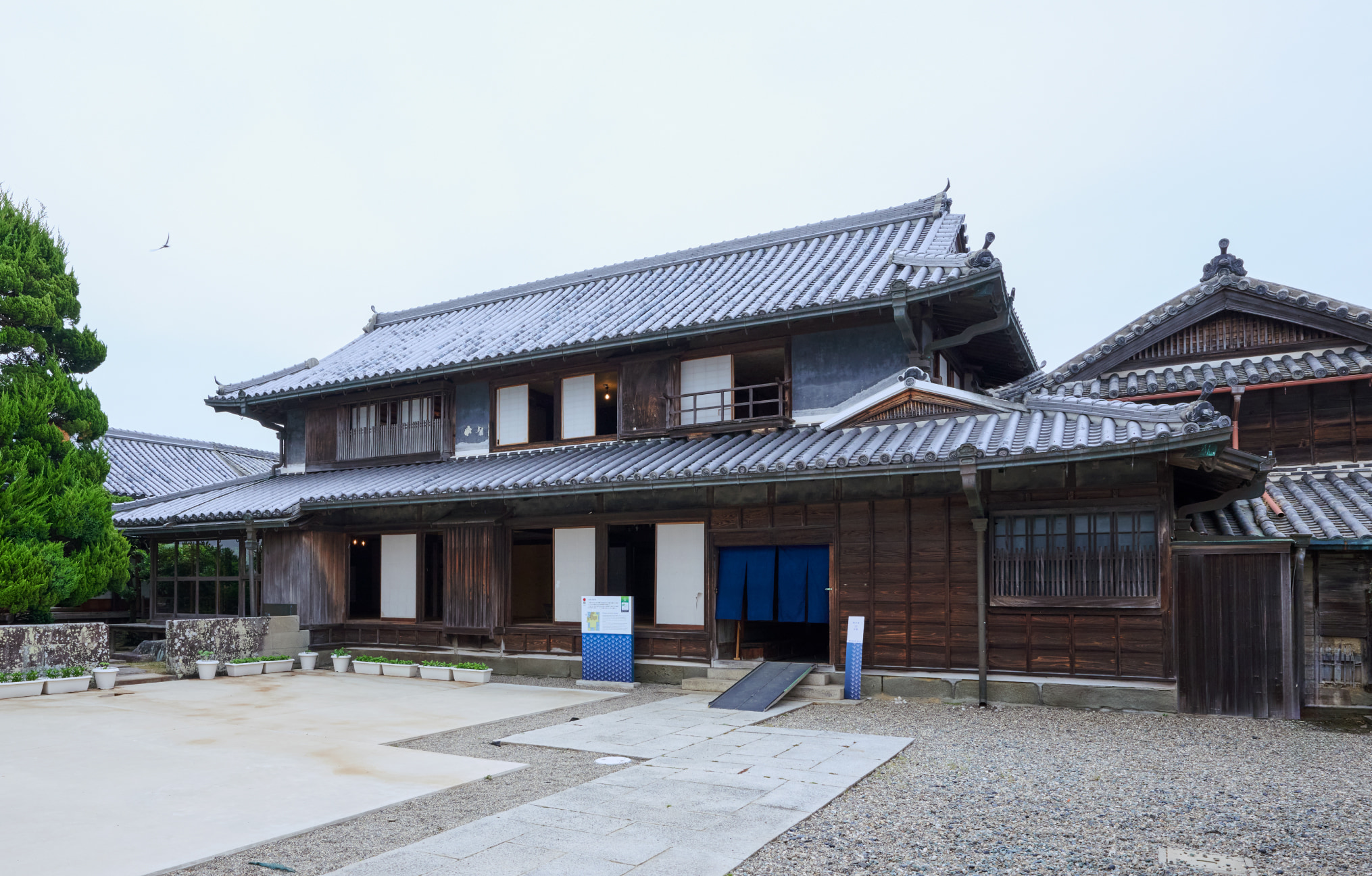 Photo of Mr. Takeo Okumura. The museum presents the history of indigo through preserved Edo-period structures